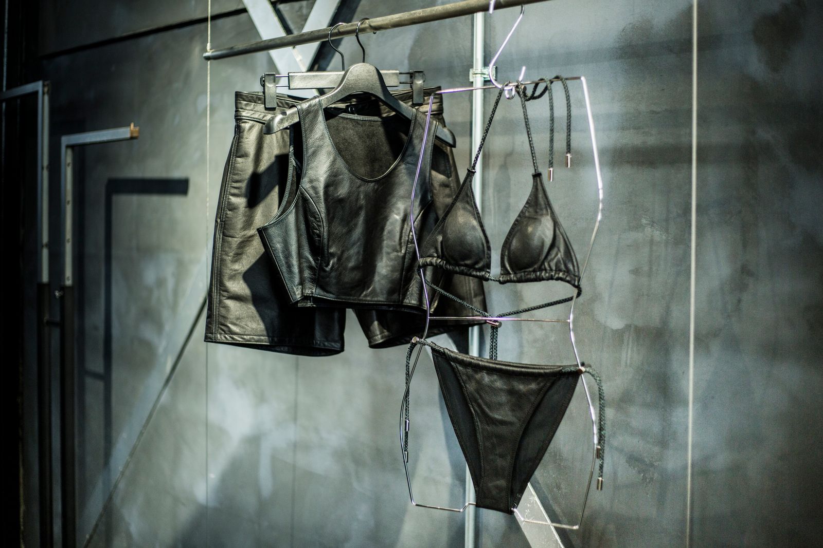 レザーの表面に撥水加工を施すことで水中でも問題なく動ける機能性を実現。