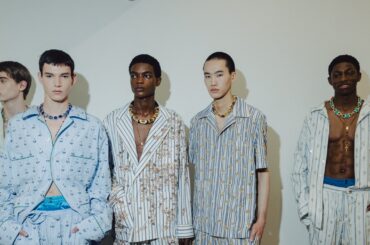 【ドルチェ＆ガッバーナ 2026年春夏 メンズコレクション】テーマは「パジャマ・ボーイズ」。メゾンが提案する、現代男性のための新たなワードローブ | Vogue Japan