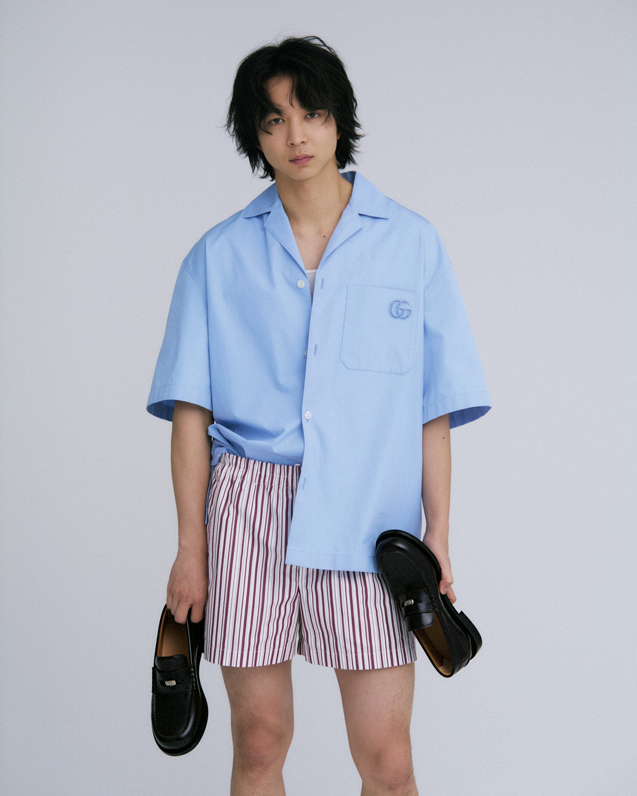 鈴木仁が着用するグッチのローファー