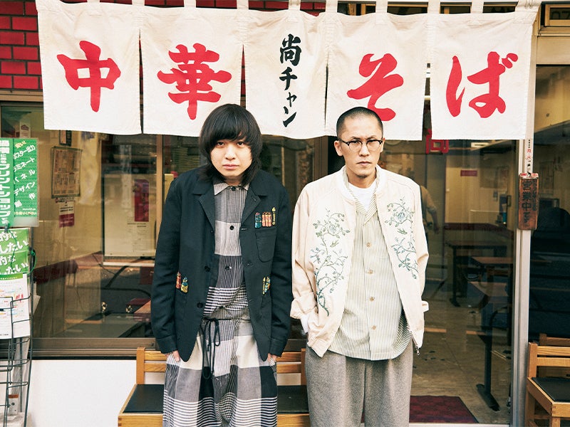 尚チャンラーメン の店前に立つ家族チャーハンのふたり