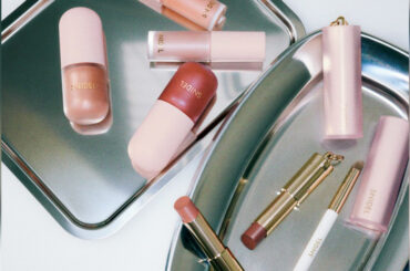 【2025年秋コスメ】「スナイデル ビューティ」からブランド初の“濡れ艶リキッドアイシャドウ”など - WWDJAPAN