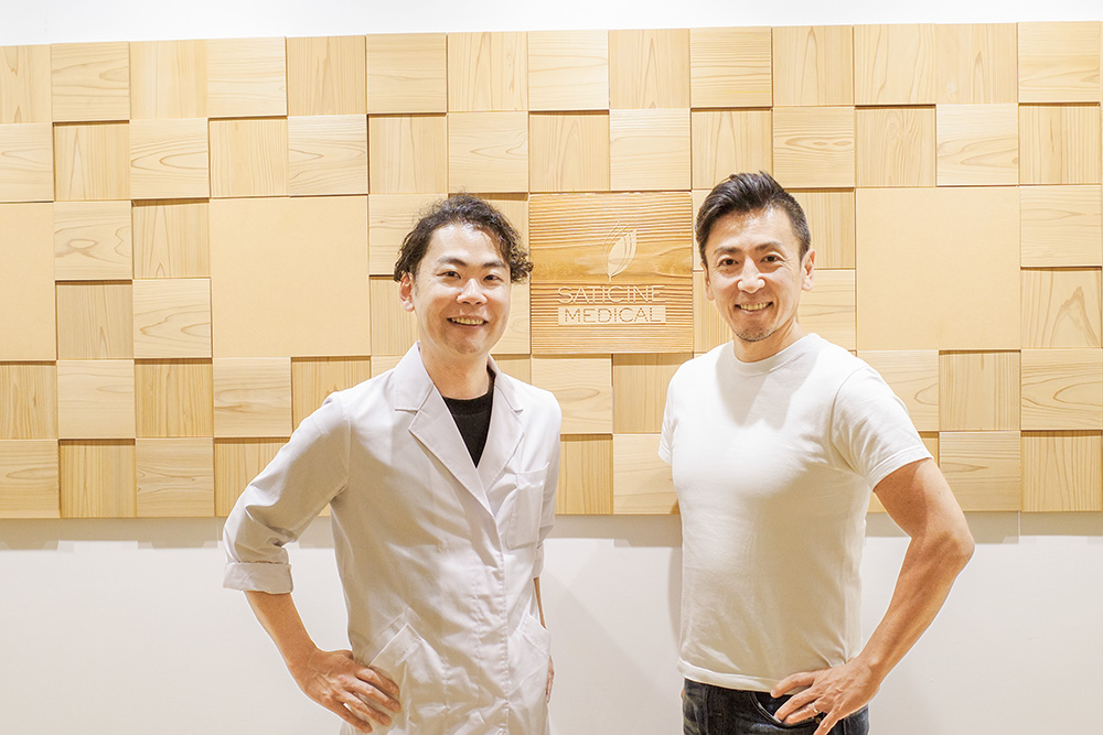 （左）小沼大希／サティス製薬研究部研究員 （右）山崎智士／サティス製薬社長