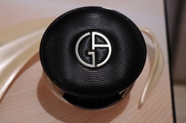 アルマーニ ビューティから新作クッションファンデがデビュー！　真珠のテリのようなツヤ美肌に｜「マイナビウーマン」