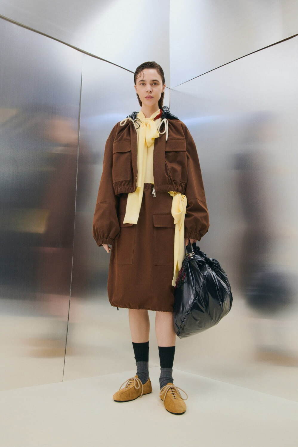 ビスコースジャケット 254,100円、ビスコーススカート 119,900円、ブラウス 115,500円