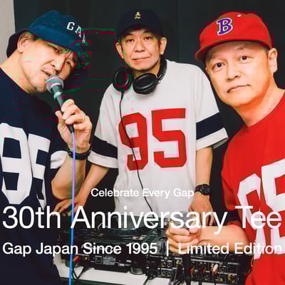 30th Anniversary Teeを着用するスチャダラパー