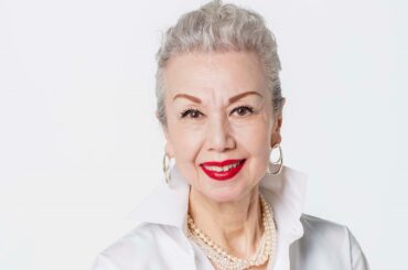 70代モデルが教える「グレイヘアに映えるメイク術」 | マダム・チェリーの「人生が楽しくなるおしゃれ」 | mi-mollet（ミモレ）