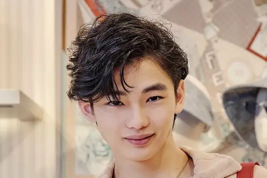 冨永愛の長男・冨永章胤がPRADAミラノコレで初海外ランウェー「親子で世界へ」「ママそっくり」「足が綺麗」とSNS絶賛