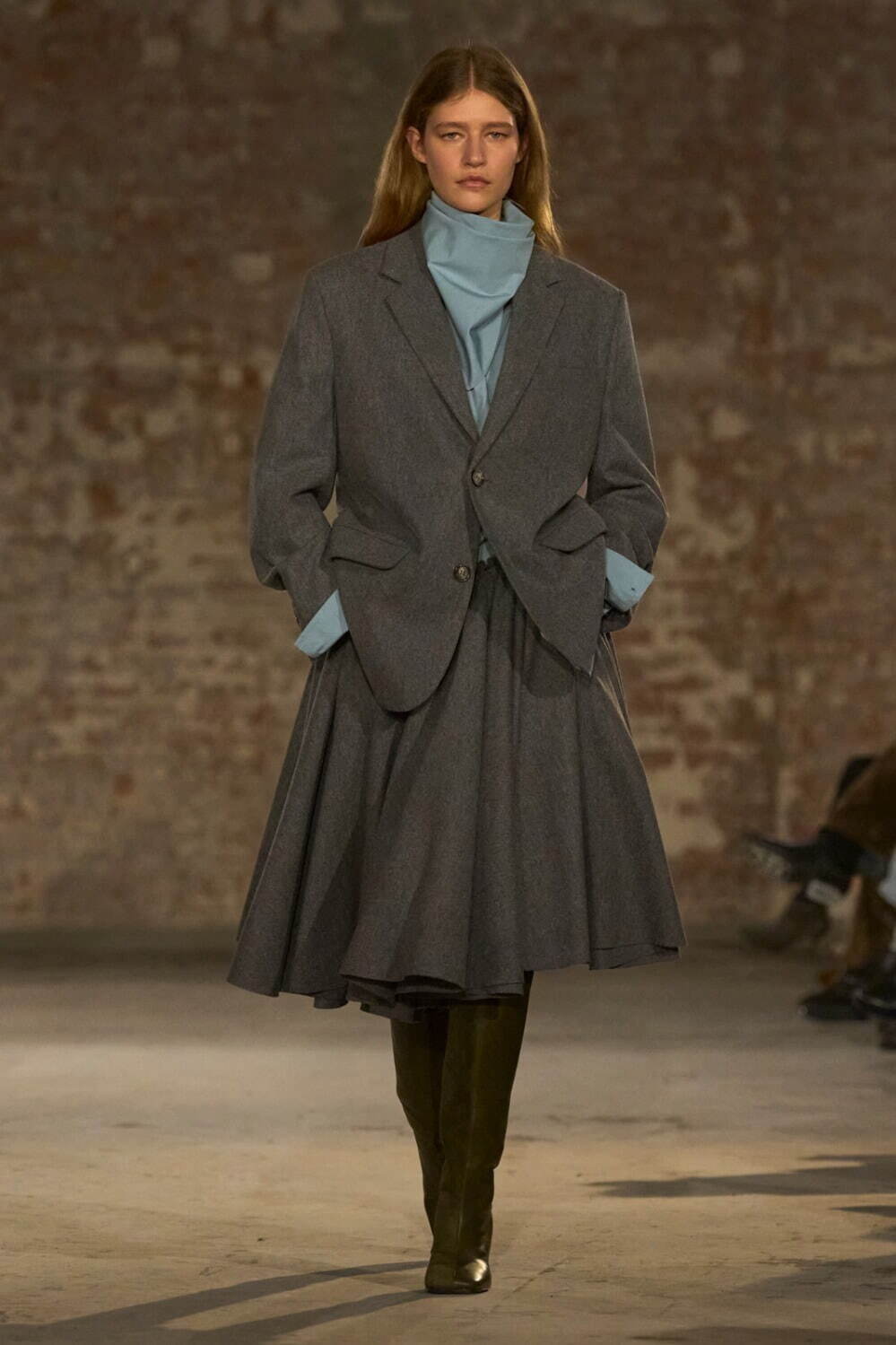 ミディ コローラ スカート 223,300円
※9月上旬～発売予定