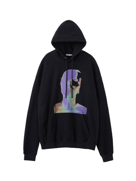 ブラックのフーディー