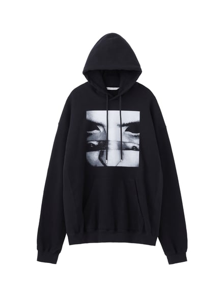 ブラックのフーディー