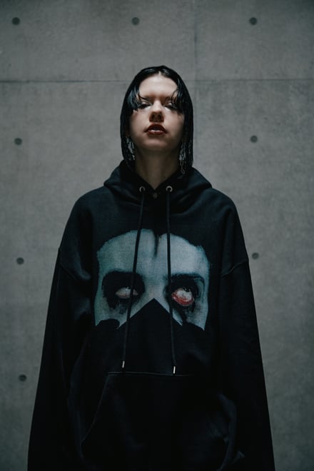 コラボを着用したモデル