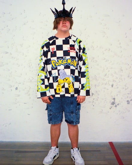 ポケモンがあしらわれたコレクションを着用するキッズモデル