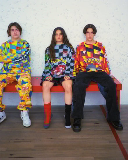 ポケモンがあしらわれたコレクションを着用するキッズモデル