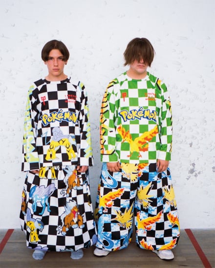 ポケモンがあしらわれたコレクションを着用するキッズモデル