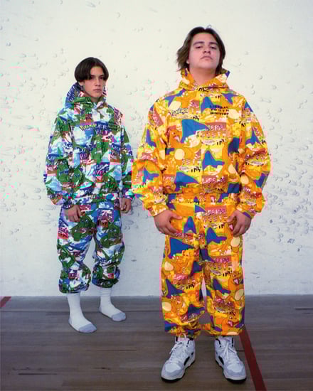 ポケモンがあしらわれたコレクションを着用するキッズモデル