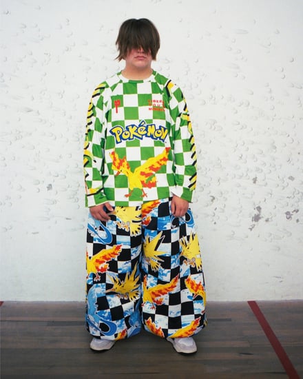 ポケモンがあしらわれたコレクションを着用するキッズモデル