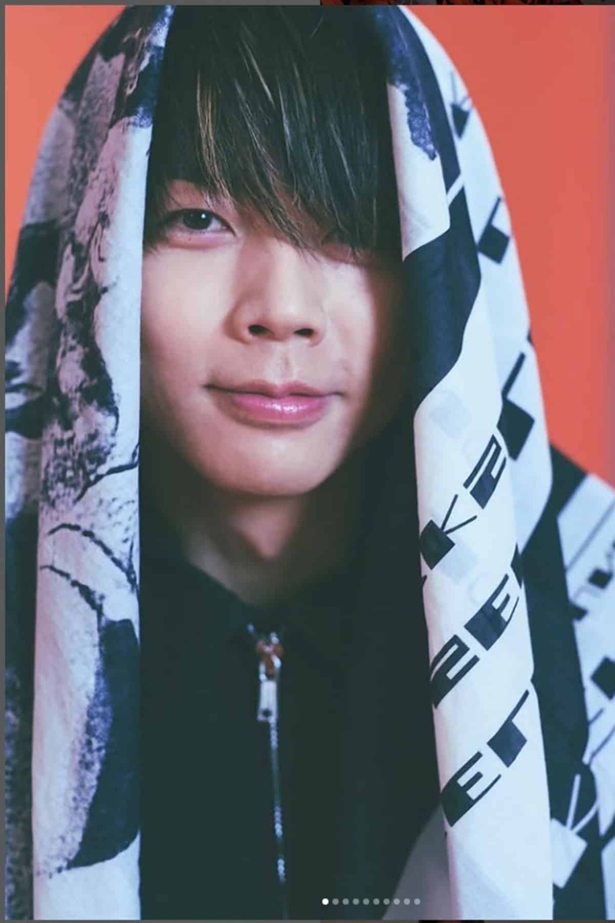 NEWSの大人気メンバー　濃いアイシャドウに左右非対称ファッション「誰？」独得すぎる姿にファン大混乱