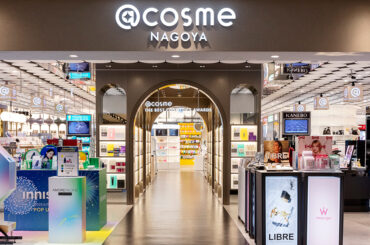 東海地方最大級「アットコスメ」名古屋・旗艦店を一挙公開　初の“サンプルガチャ”やミニコスメ充実 - WWDJAPAN