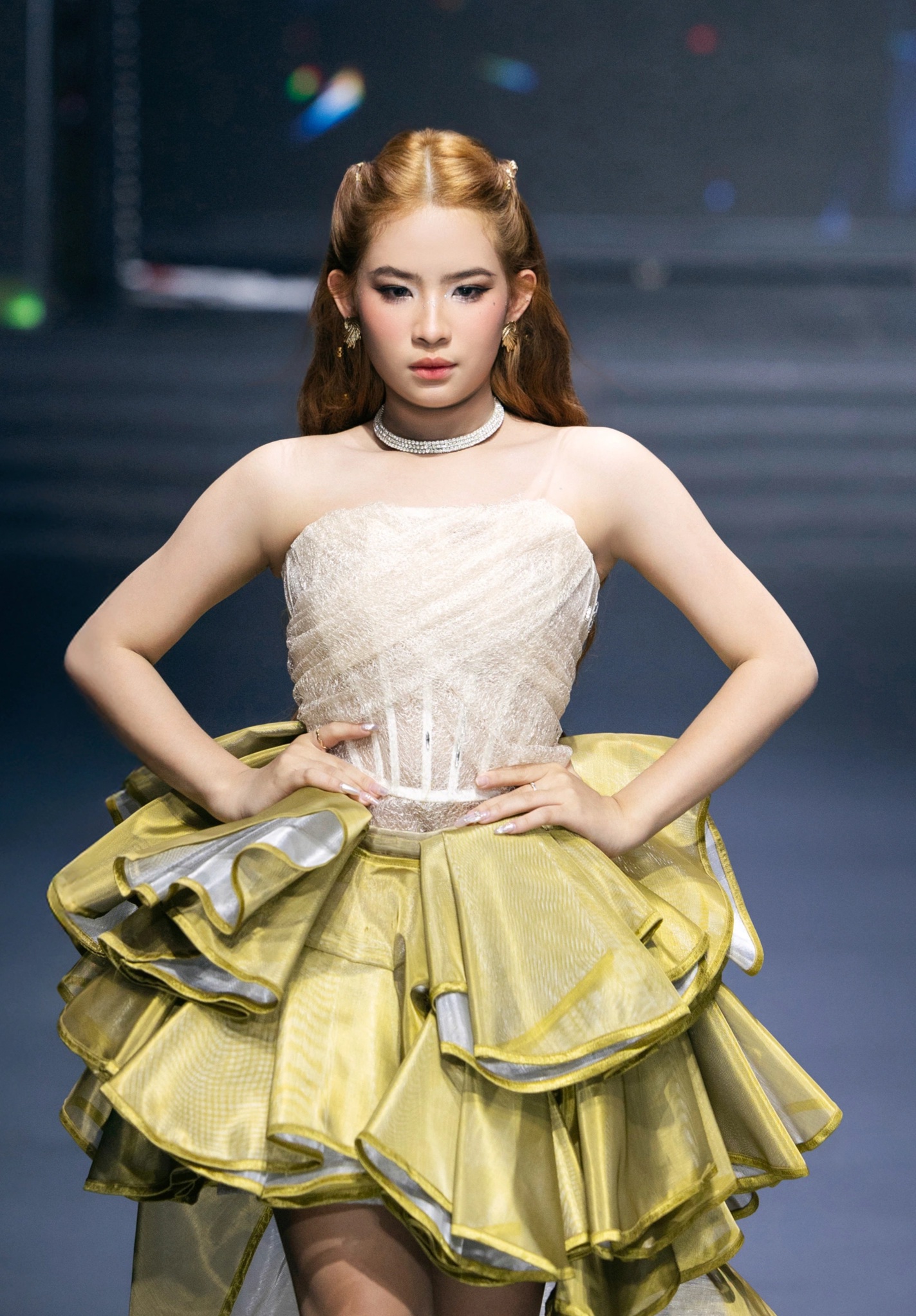 Người mẫu 15 tuổi thể hiện phong cách quốc tế trên sàn diễn Việt Nam - 1