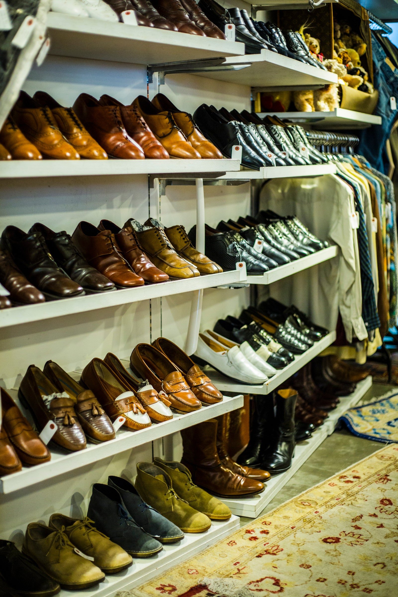 高級ブランドのレザーシューズからウエスタンブーツまで、レザーシューズの品揃えもピカイチ。