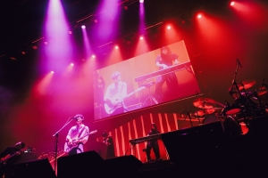 ライブ×アフレコ！『東京喰種FES. -PLAY BACK-』公式イベントレポートが公開！豪華声優陣（花江夏樹、雨宮天、花澤香菜、釘宮理恵、岸尾だいすけ、豊永利行）による生アフレコやTK from 凛として時雨、People In The Box、österreich、Cö shu Nieの4組がスペシャルライブを披露！