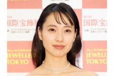 【衝撃】 戸田恵梨香が “大胆イメチェン” ⇒ ベリーショートに…　女性美容誌の表紙で、披露！