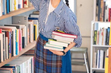 柄×柄なのにまとまって見える！こんなブルーコーデはいかが？【FUDGE 7月号連動企画-エミリーの1ヶ月留学記 | DAY 01】 | FUDGE FRIEND | ファッション