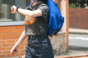 夏の鉄板、ロゴTシャツとデニム。幼く見せないコツは？【FUDGE 7月号連動企画-エミリーの1ヶ月留学記 | DAY 13】 | FUDGE FRIEND | ファッション