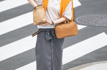 シャツワンピースを腰に巻いてアレンジ！ゆるんで落ちない裏技も【FUDGE 7月号連動企画-本屋で働く着まわし上手なあの子 | DAY 06】 | FUDGE FRIEND | ファッション