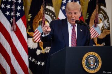 １８日、ホワイトハウスで演説するトランプ米大統領