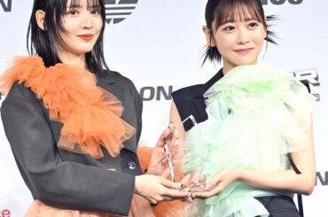 メンバーカラーをアクセントにシックな衣装で登場したFRUITS ZIPPER（左から）鎮西寿々歌、櫻井優衣 （C）ORICON NewS inc.