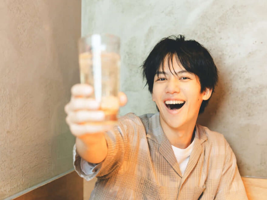 お酒のグラスを持った樋之津琳太郎