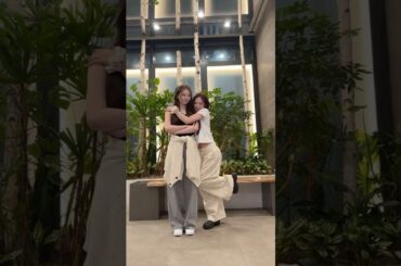 リオがアヤカに抱きついてるの可愛らしい！#shorts #NiziU #二ジュー #니쥬 #WithU #RIO #AYAKA