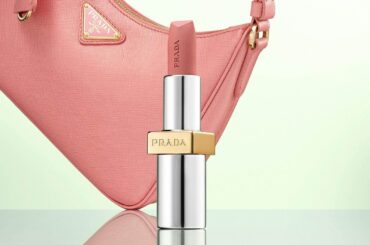 プラダ ビューティ25年秋コスメ、アイコンリップ「プラダ モノクローム」ニュアンスピンクの新色 - ファッションプレス