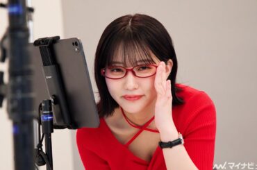 田中美久、メガネ姿でセクシーな表情…"おねだりポーズ"もメロすぎる！『おねがい社長！』新CM「芸能事務所篇」＆メイキング＆インタビュー映像