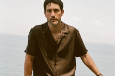 ジョルジオ アルマーニ×Kith“モノグラム柄”セットアップ＆ラフィア編み込みバッグ、表参道店限定で - ファッションプレス