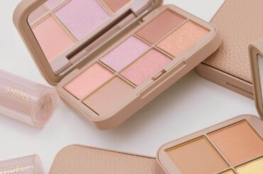 スナイデル ビューティ「捨て色なし＆美肌見え」25年秋コスメ、“カプチーノベージュパケ”のアイパレなど - ファッションプレス