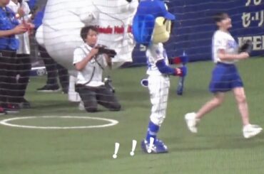 ドアラさん ブルーサマーフェスティバル2025の始球式にバッターで登場！投げるのは大原櫻子さん☺ 駆け足の登場にびっくりするドアラさん😁フォトセッションもノリノリでした！