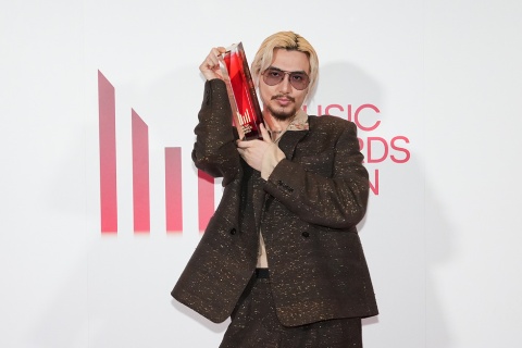 藤井風は2025年の「MUSIC AWARDS JAPAN」において、最優秀アルバム賞、最優秀国内シンガーソングライター賞、最優秀クロスボーダー・コラボレーション楽曲賞の3冠を獲得　© MUSIC AWARDS JAPAN
