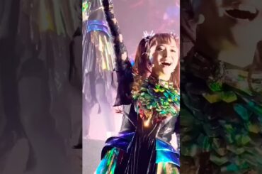 目の前で踊るファンに興奮するモア #babymetallive #babymetal #moametal