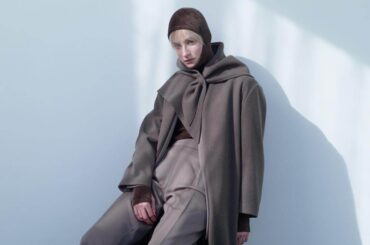 フィーニー 2025-26年秋冬コレクション、柔らかな抜け感のモノトーン - ファッションプレス