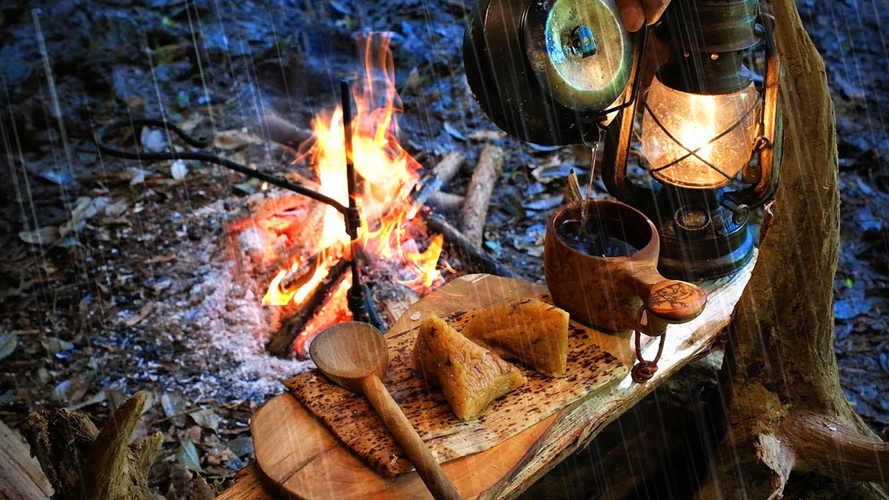 豪雨が降り注ぐ無人の森でソロキャンプ。水溜りの中で燃える焚き火(野営) 豪雨が降り注ぐ無人の森でソロキャンプ。水溜りの中で燃える焚き火(野営)