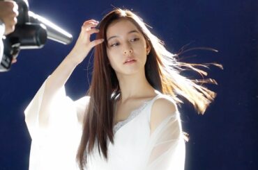 新木優子、シースルー衣装で美肌見せ　夜風になびく美しいロングヘアも　「THERATIS」新CM「夢見る美しさ」編＆メーキング