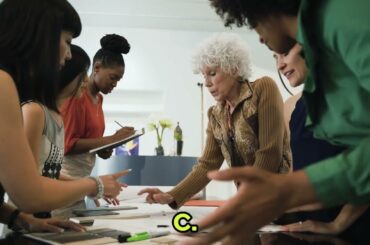 趣里四択10問クイズ　趣里は、日本の女優、歌手、Trysome Bros.LLC合同会社業務執行社員。