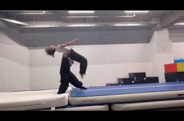 アクロバットをするGirls²小田柚葉ちゃん！！🍋🩵✨️#ldh #girls2 #ガールズガールズ #小田柚葉 #アクロバット #アクロバット練習 #気分転換 #チャンネル登録お願いします