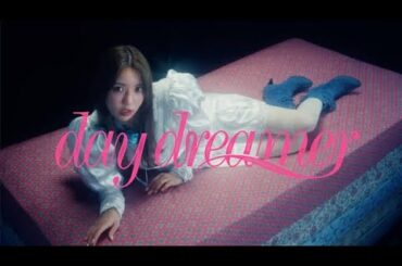 元櫻坂46小林由依が作詞に初挑戦、ソロプロジェクトyoustiのMVで“現実逃避”をポジティブに表現