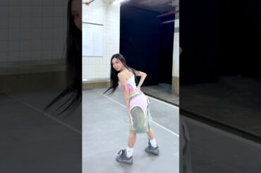 just vibin’ IN MY ROOM 🎧🌀 #CHAEYOUNG #TWICE #트와이스 #THISISFOR #채영