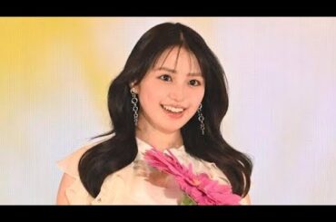 ＜香音＞野々村真の長女　超ミニ丈のフリルセットアップで魅了　ゆる巻き髪でフェミニンに