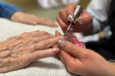 「介護美容」が現場を変える？なり手は増加中、意外な役割の期待も　嫌なことが「気持ち良い」に