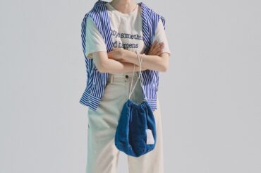 Tシャツ×デニムのホワイトコーデ。ブルーを差して清涼感たっぷりに仕上げましょう【FUDGE 8月号連動企画- ホットな夏を楽しむ10コのTIPS!| DAY 04】 | FUDGE FRIEND | ファッション